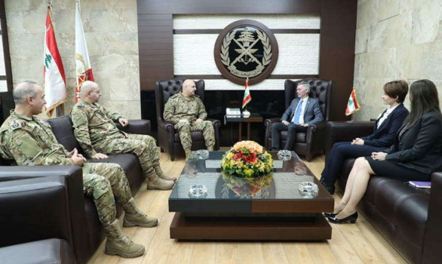 قائد الجيش استقبل رئيس اللجنة الدولية للصليب الاحمر وتسلم هبة للجيش