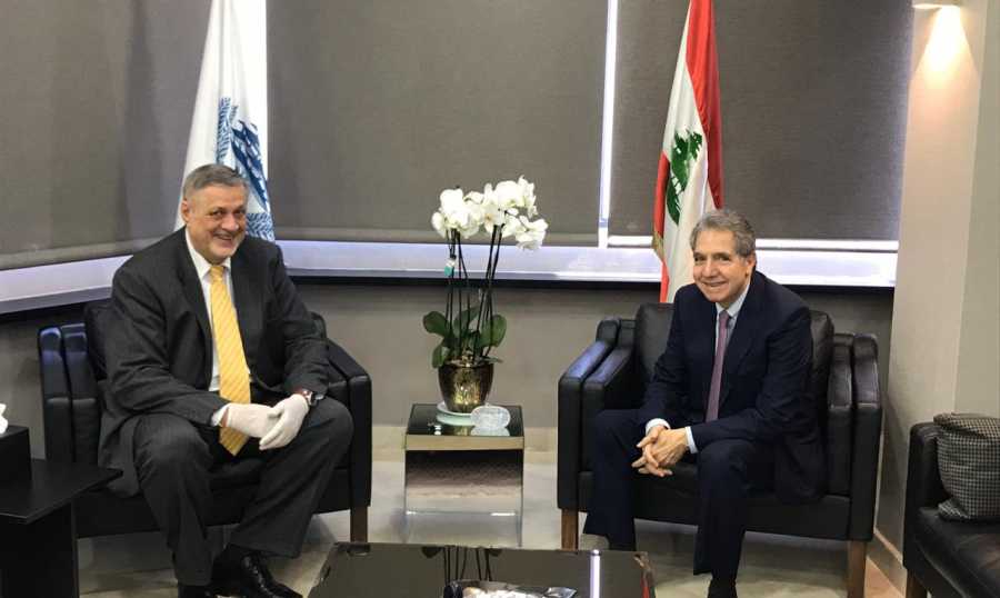 وزني وقّع مشاريع مراسيم متعلقة بشركات تهتم بجمع وكنس ونقل النفايات