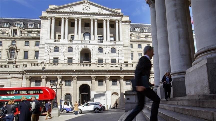 بنك انجلترا المركزي يبقي أسعار الفائدة ويخفض توقعات النمو