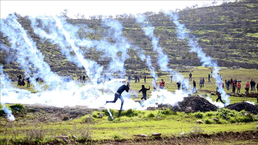 إصابة 20 متظاهرًا فلسطينيًا بالرصاص وقنابل الغاز شرقي غزة