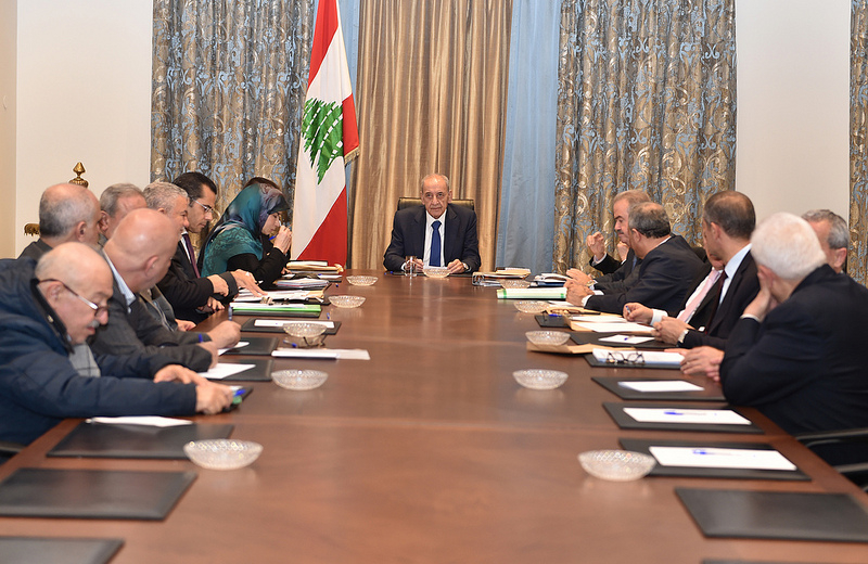 رئيس مجلس النواب اللبناني يحذر من إقالة حاكم المصرف المركزي